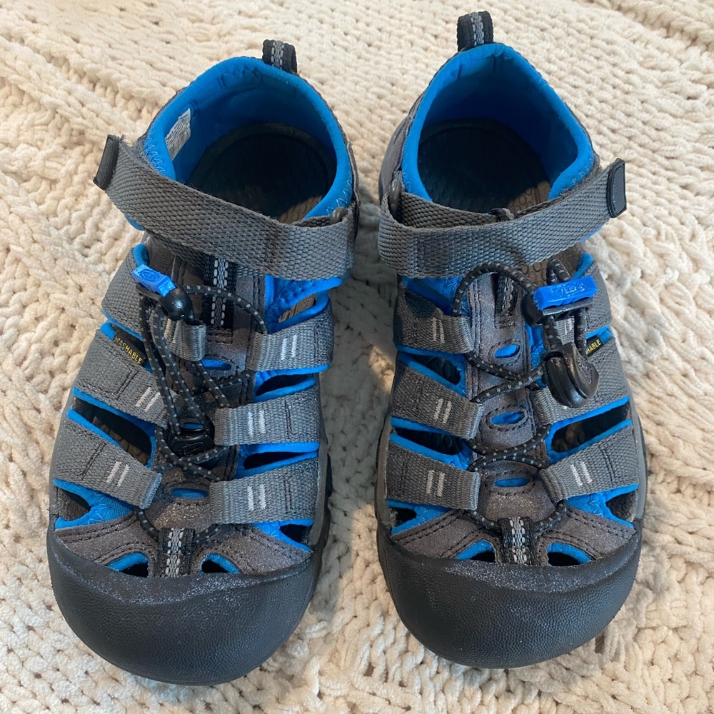 Kids Newport H2 Blue Water Sandals. Size 2.